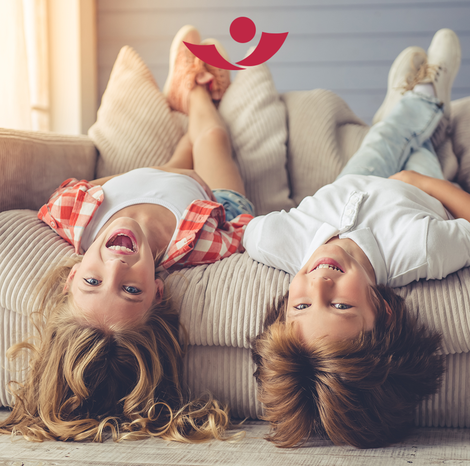 Kinder spielen auf Couch