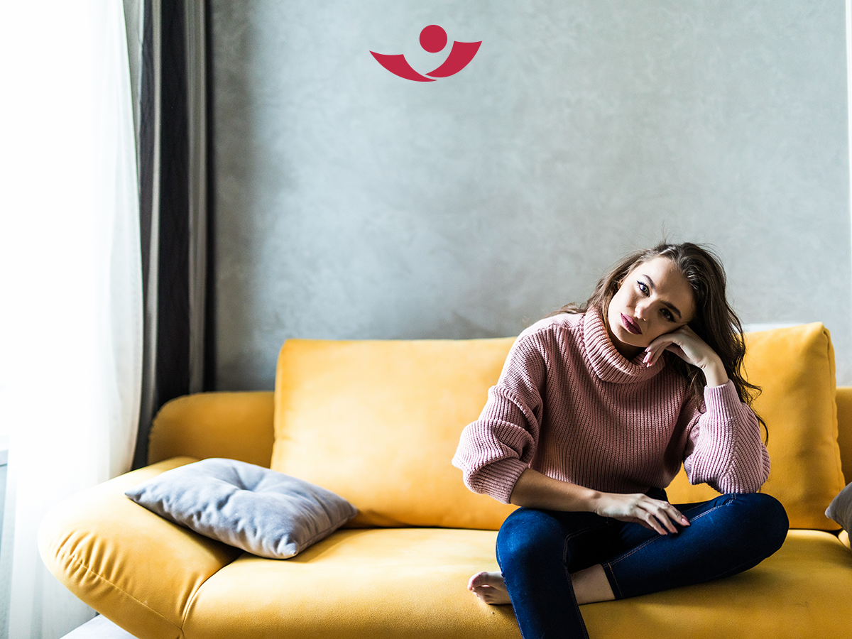 Frau auf Couch