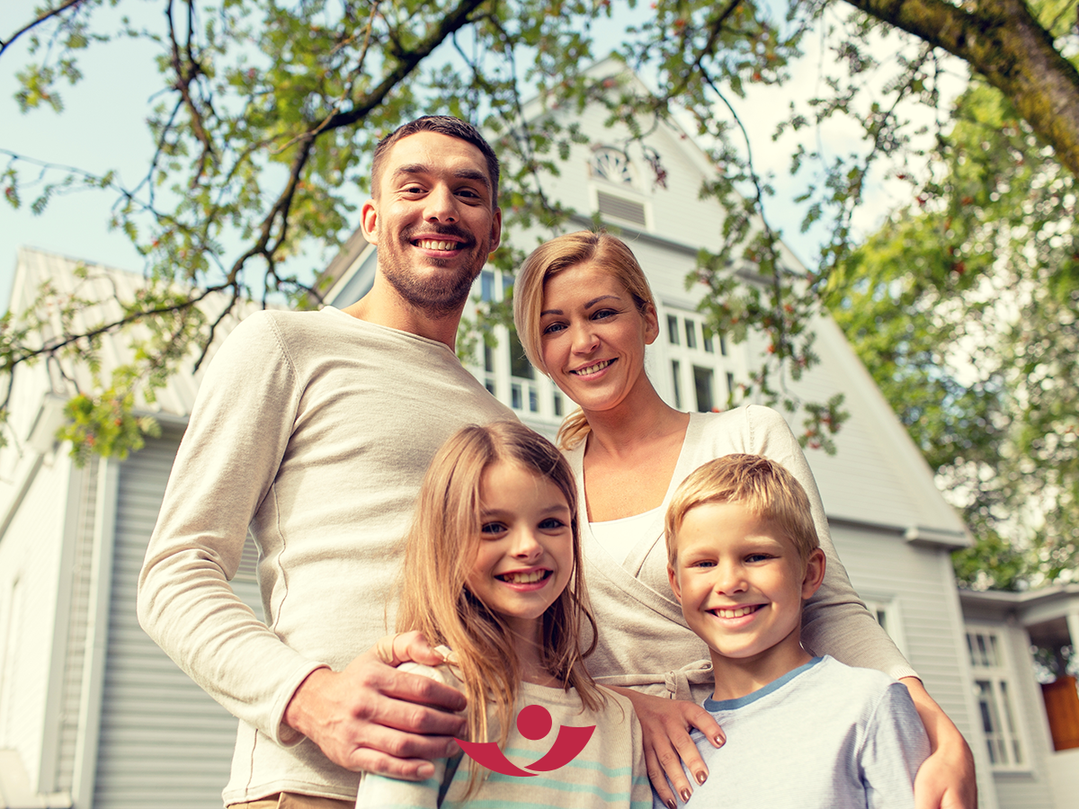 Familie vor Haus