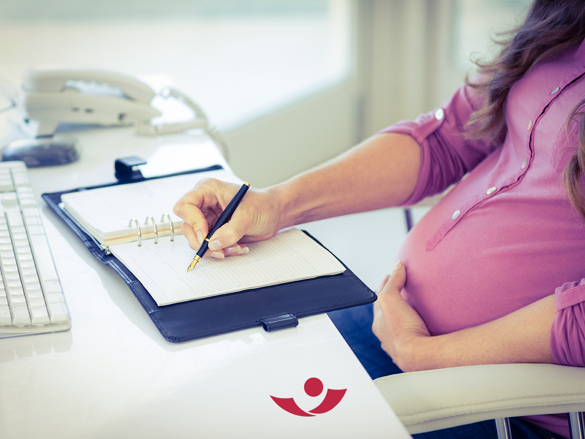 Schwangere Frau am Arbeitsplatz