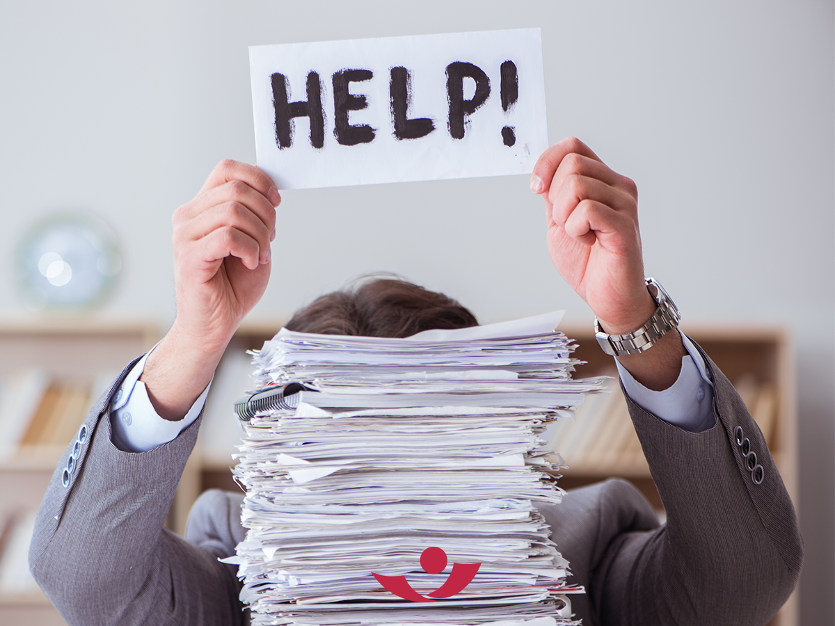 Mann mit "Help"-Zeichen