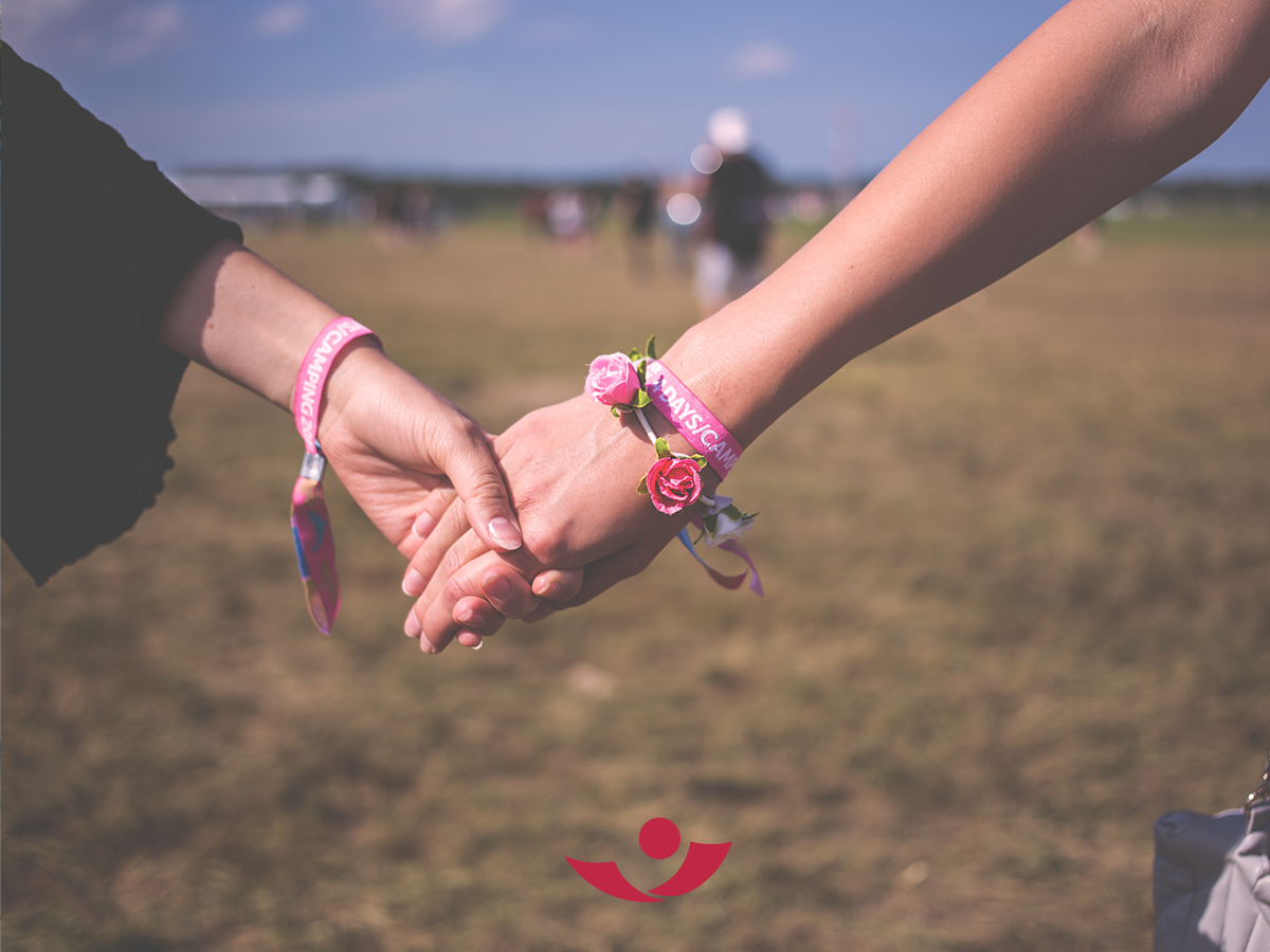 Frauen halt Hand bei Festival