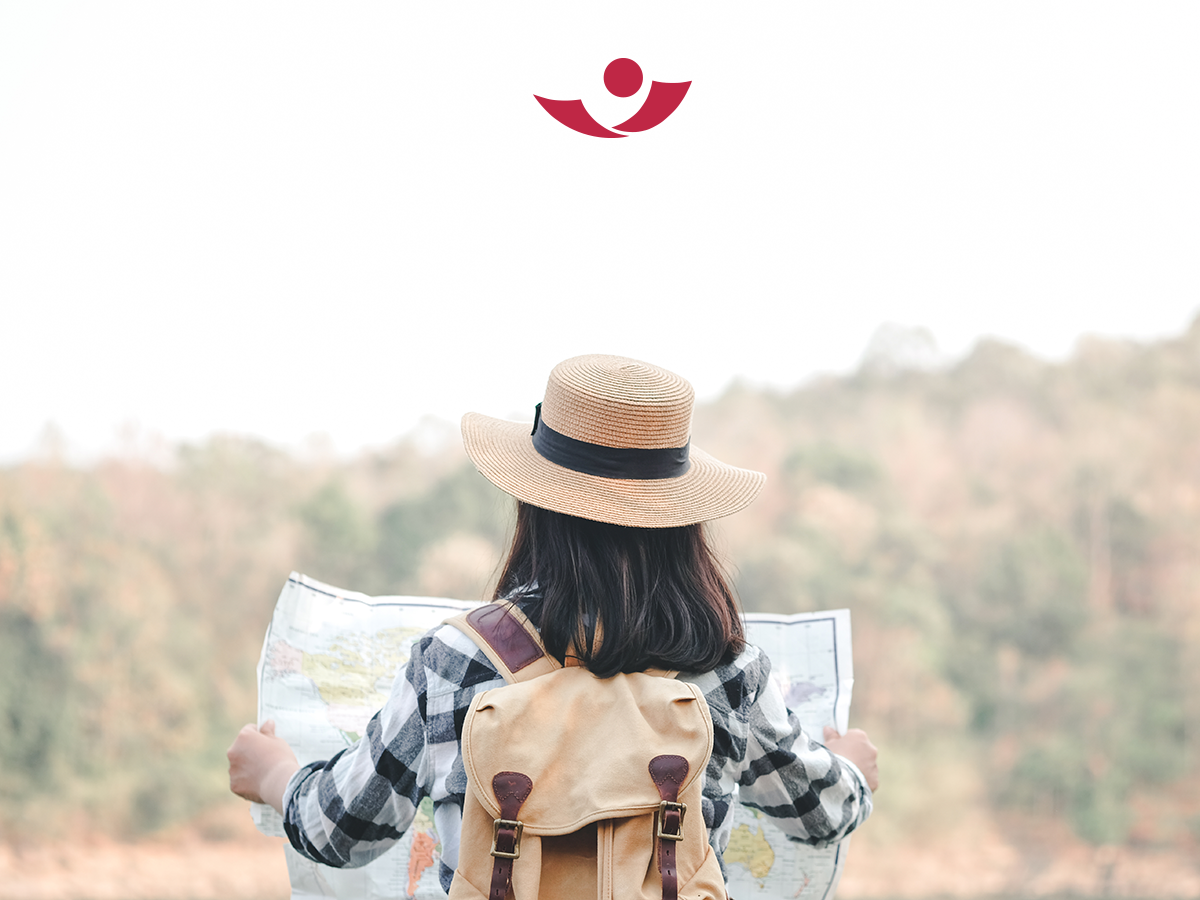 Wanderin mit Landkarte