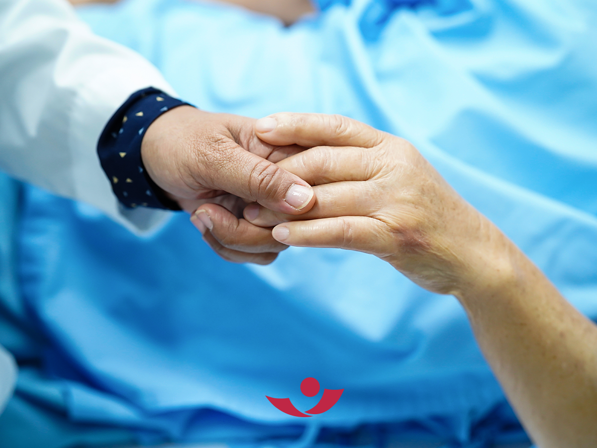 Arzt hält Hand von Patientin