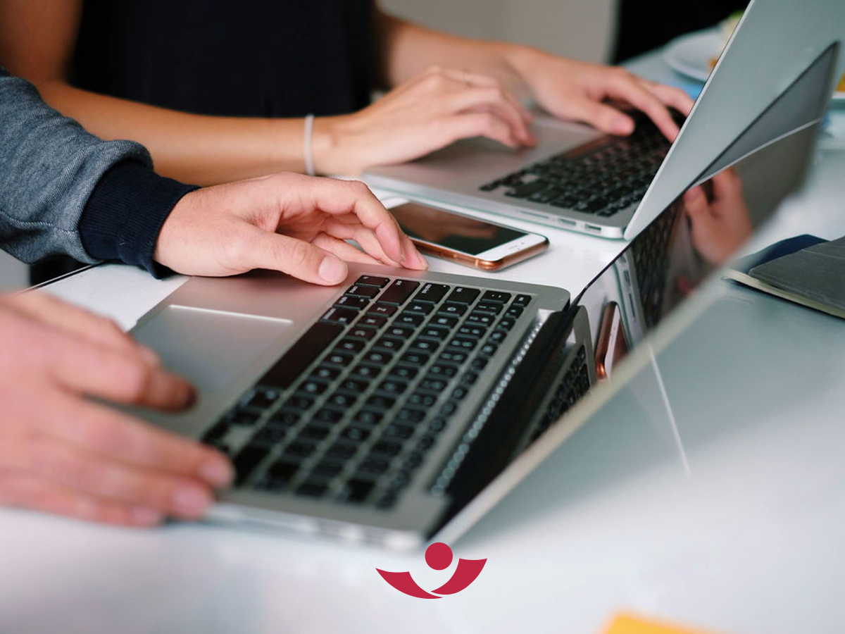 Personen an Laptops
