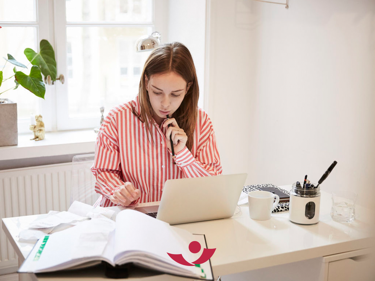 Frau am Laptop im Homeoffice