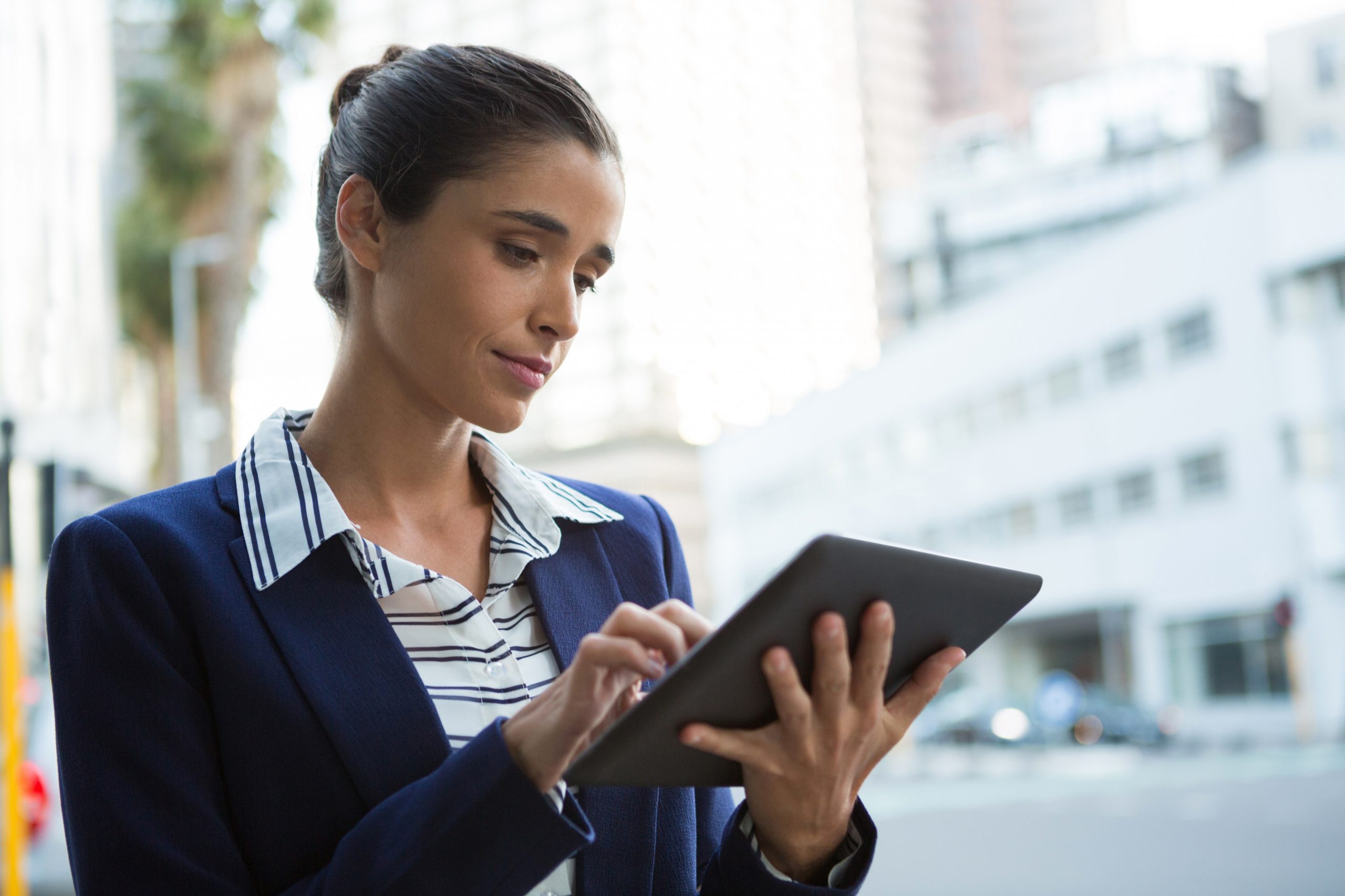 Geschäftsfrau mit Tablet