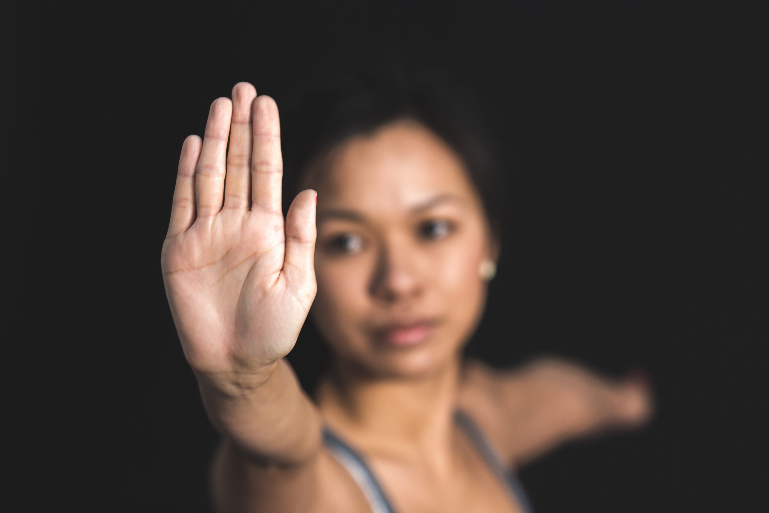 Frau mit zurückweisender Handgeste