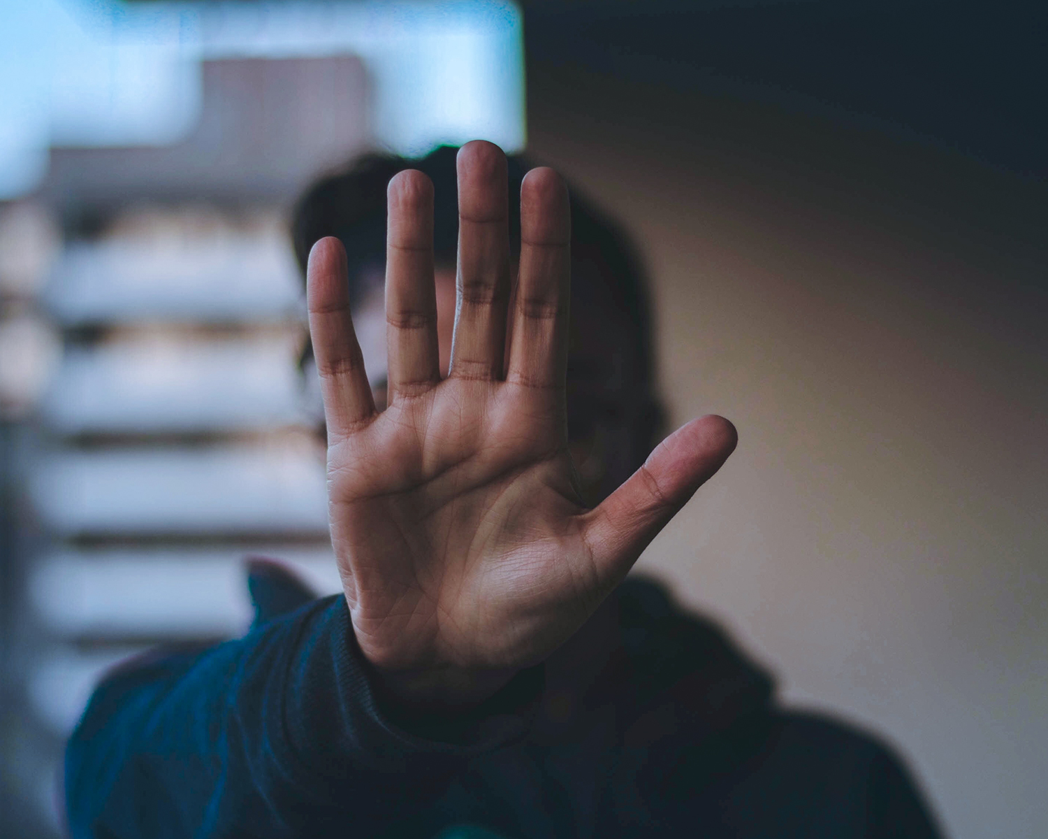 Mann hält Hand vor Gesicht