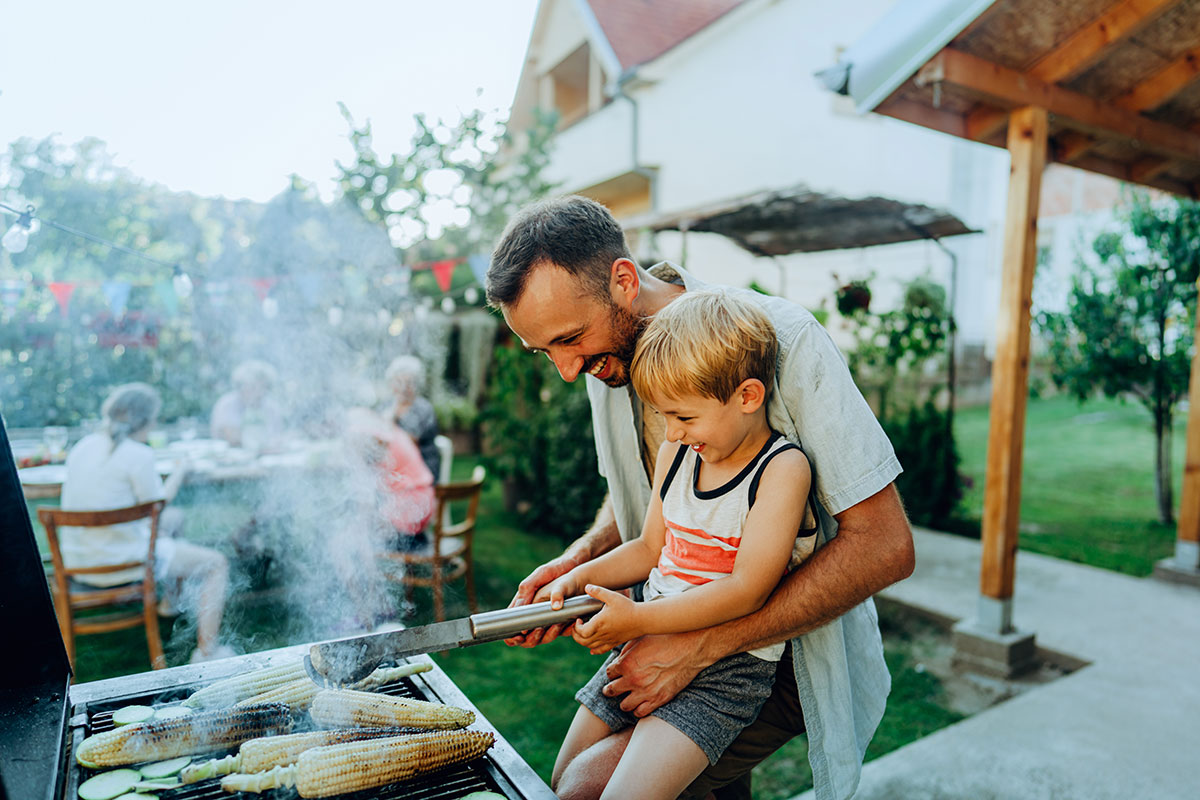Familie am Grillen