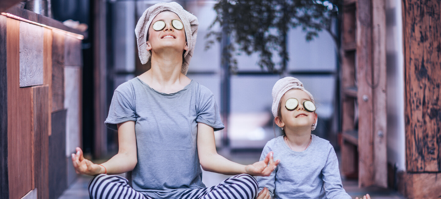Mama und Tochter machen Yoga