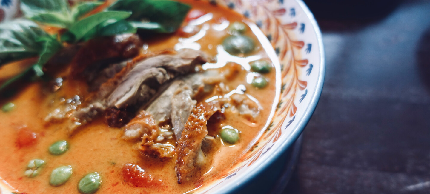 Bowl Suppe mit Fleisch und Kräuter