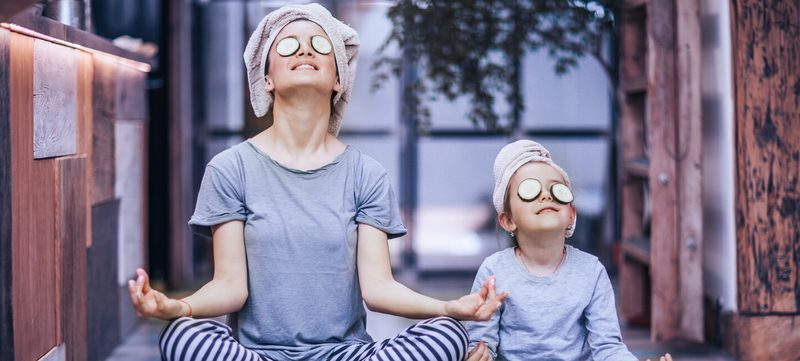Mama und Tochter machen Yoga