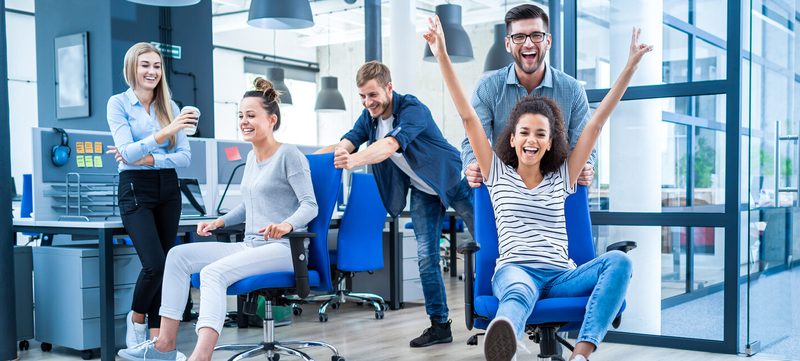 Kollegen feiern im Büro