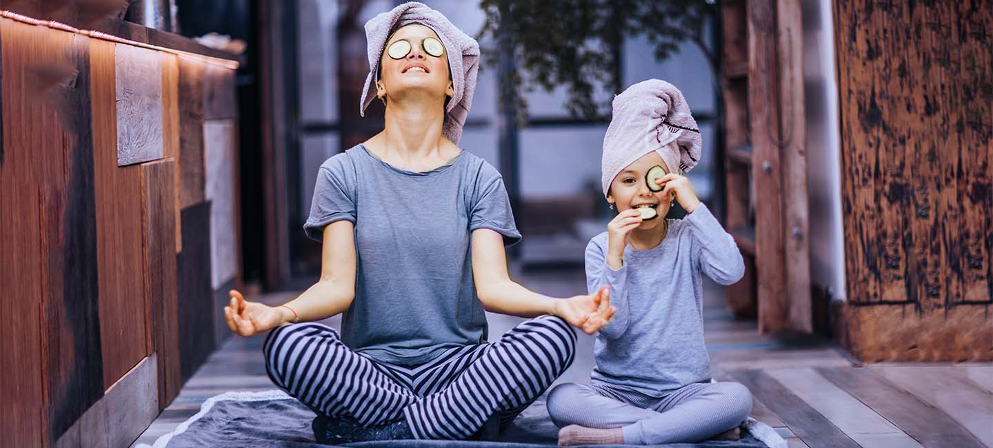 Frau und Tochter machen Yoga