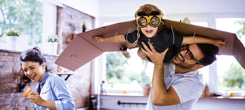 Kind spielt Flugzeug mit Papa