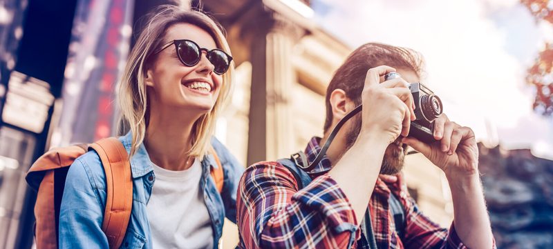 Paar auf reise macht Fotos