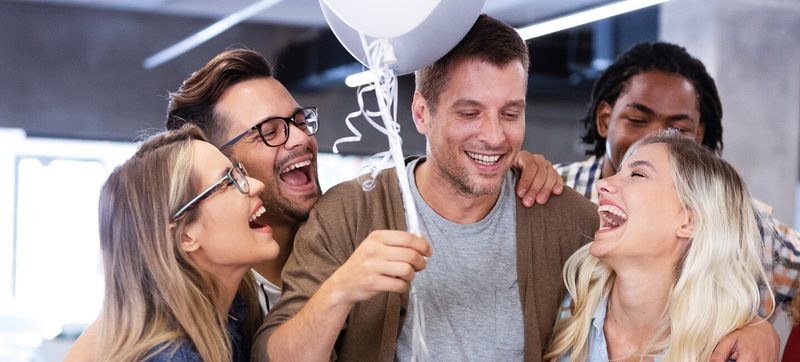 Kollegen feiern im Büro