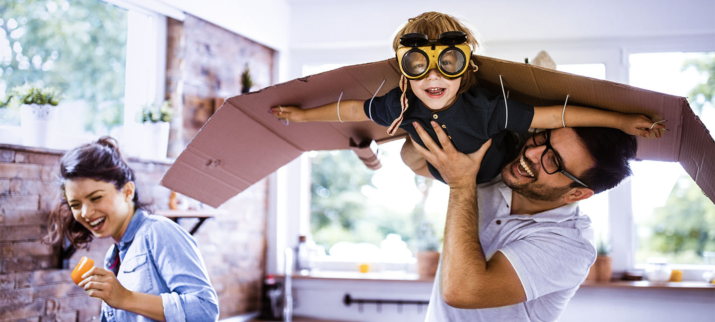 Kind spielt Flugzeug mit Papa